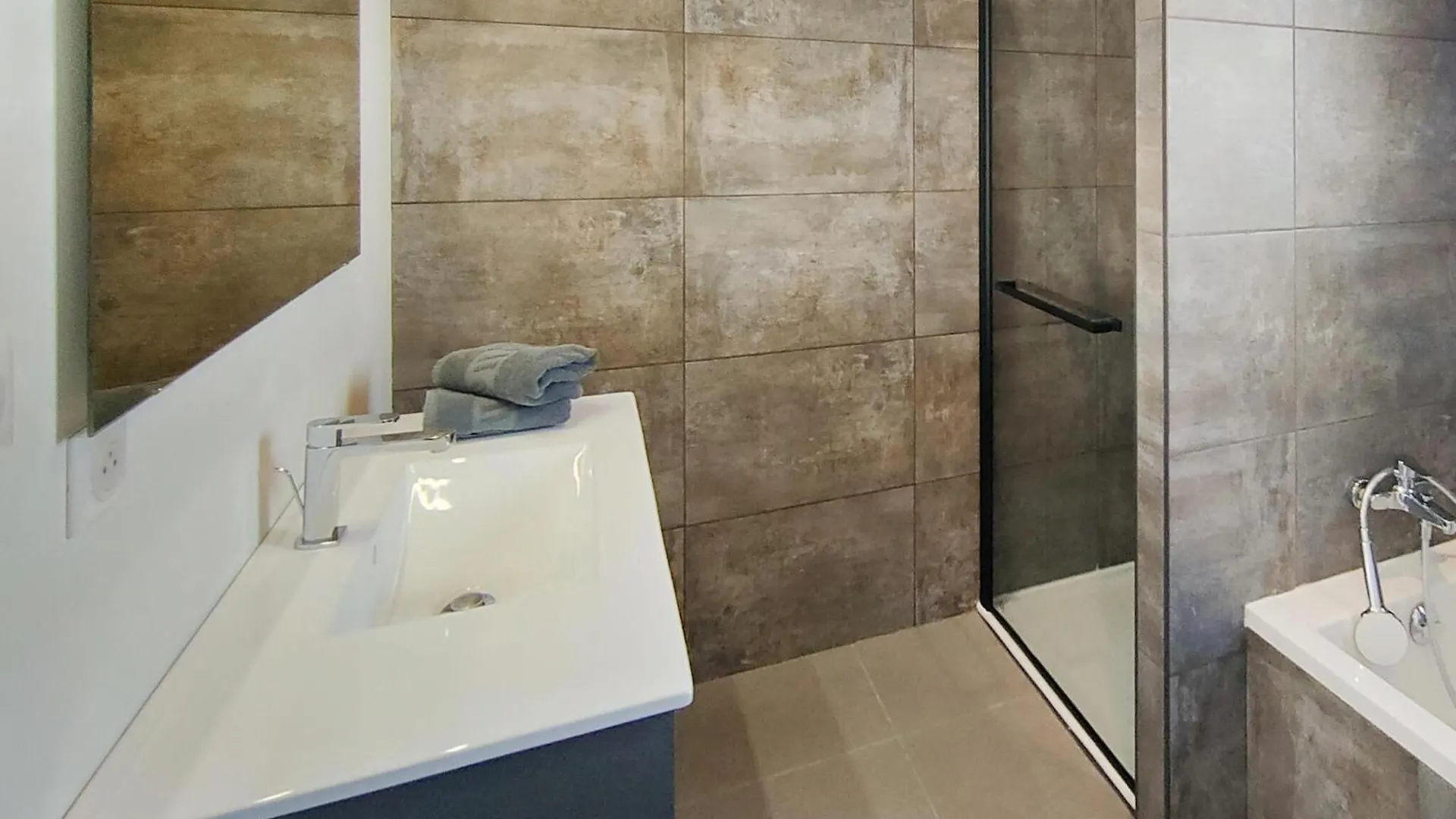 Lovely Home In Mercuer With Outdoor Swimming Pool 0*,