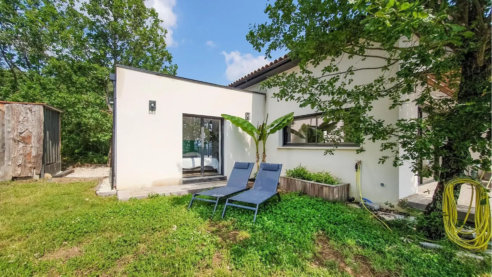 Lovely Home In Mercuer With Outdoor Swimming Pool